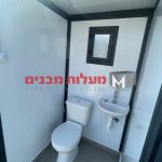 מבט פנים של מבנה שירותים ניידים דגם "סאנסט"