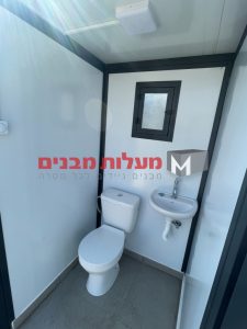 מבט פנים של מבנה שירותים ניידים דגם "סאנסט"